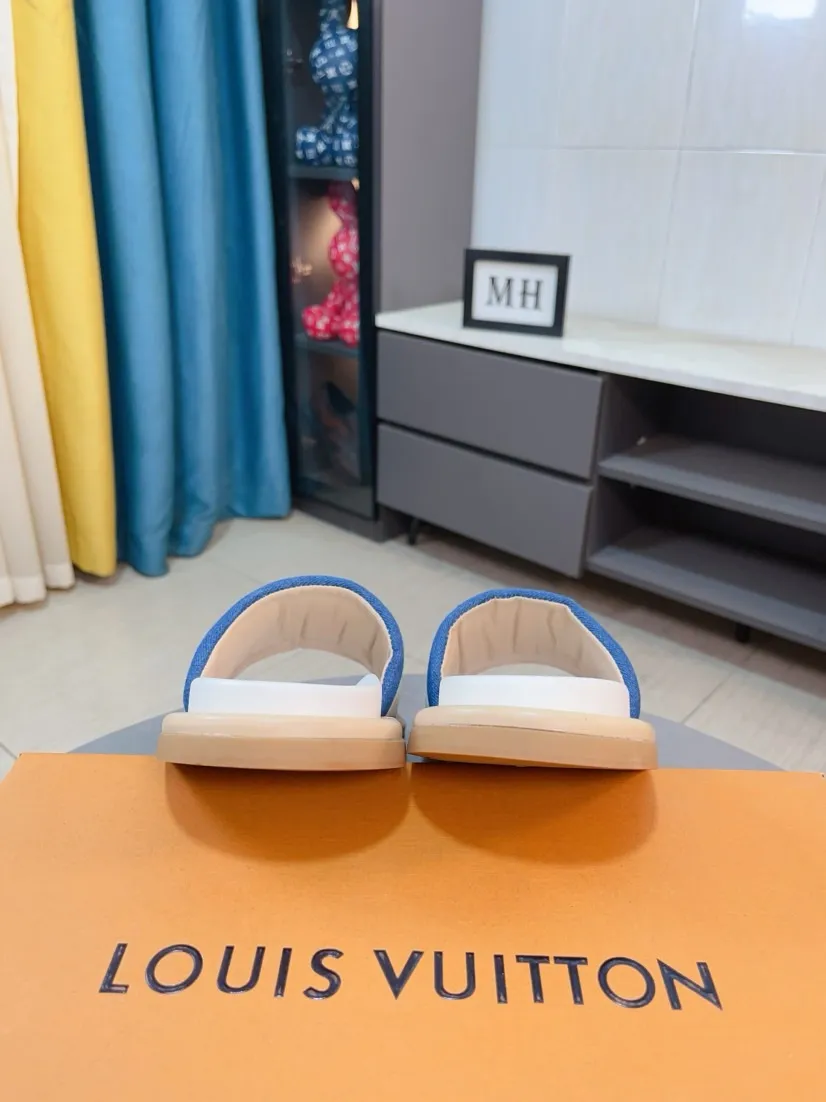 Ex-factory price 360🌹🌹 (lv-Louis Vuitton) New men's slippers, high-end boutique, exquisite embossed logo decoration on the upper, fine workmanship, super soft soles, casual, loose and comfortable, a must-have in summer! \nsize：38-44